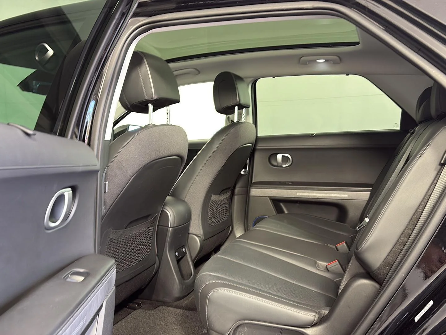 Used 2024 Abyss Black Hyundai Limited image 16