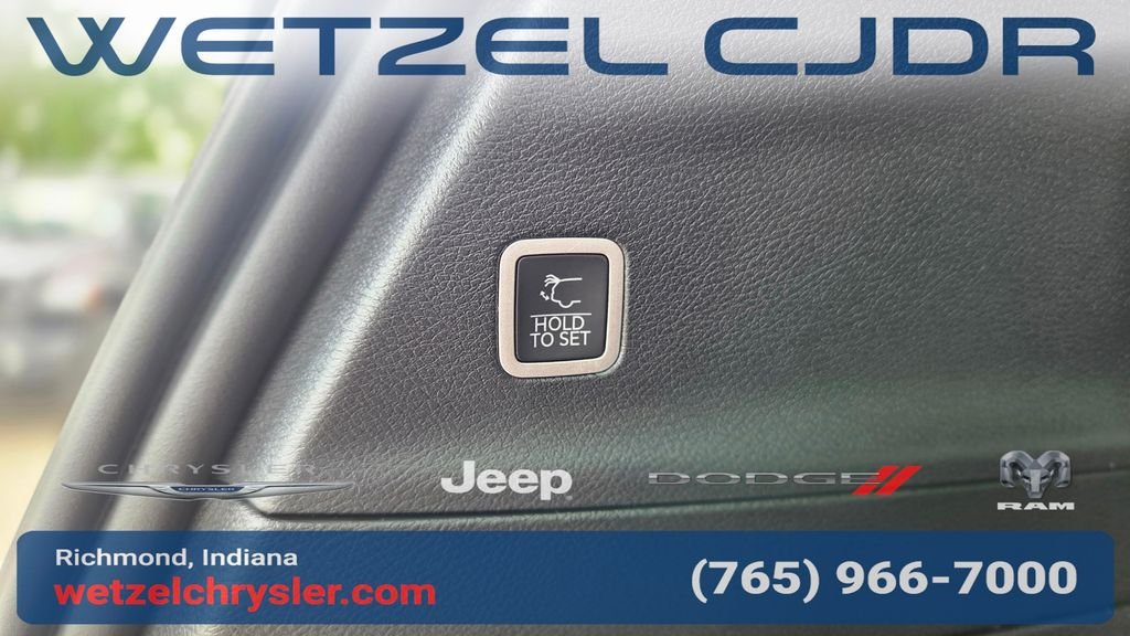 New 2027 Red Hot Pearl-Coat Exterior Paint Chrysler Limited image 10