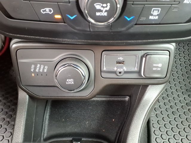 Used 2023 White Jeep Latitude image 20