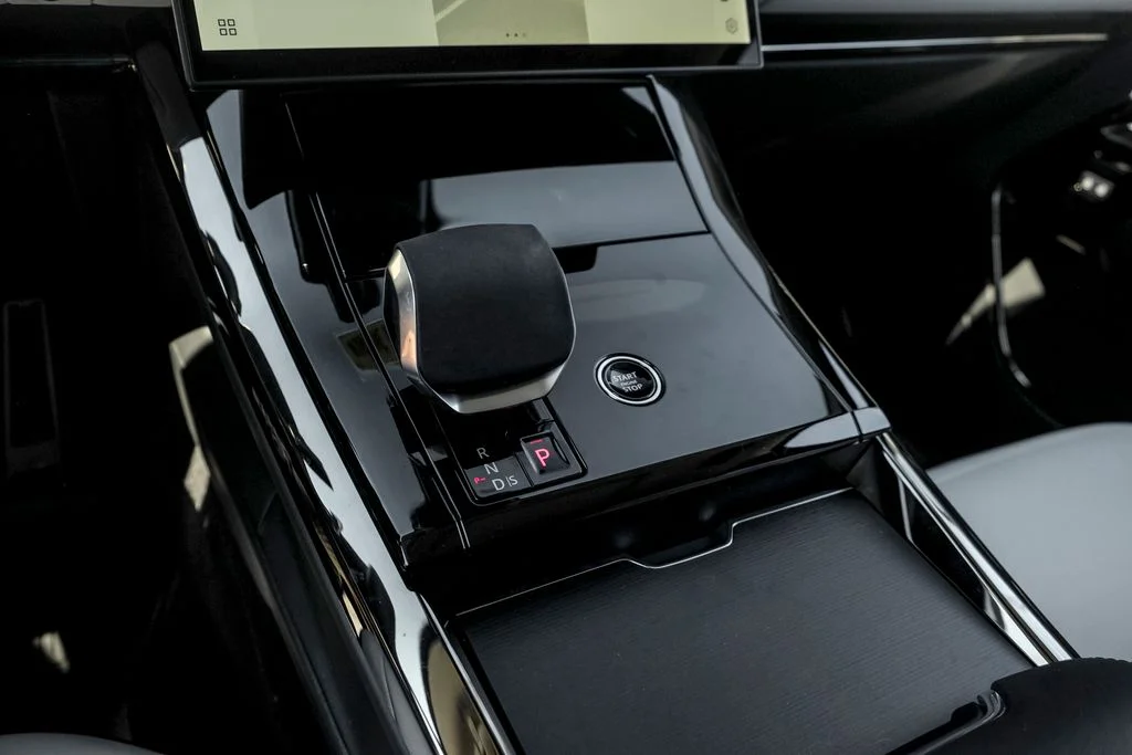 New 2026 Fuji White Land Rover Dynamic SE image 15