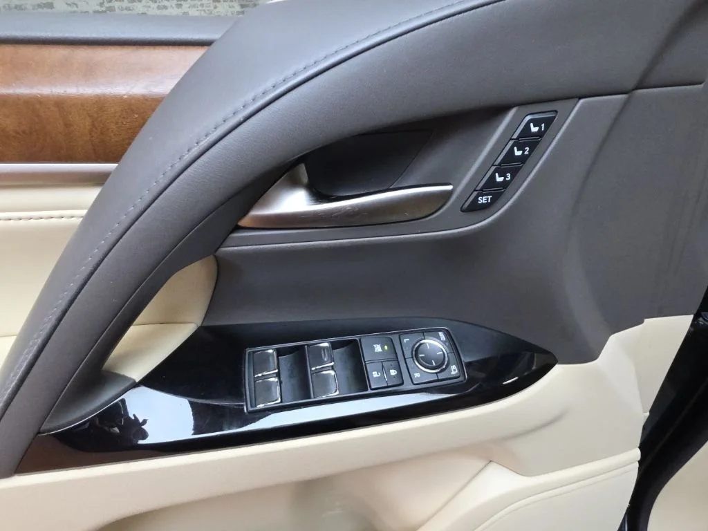 Used 2019 Black Onyx Lexus 570 image 28
