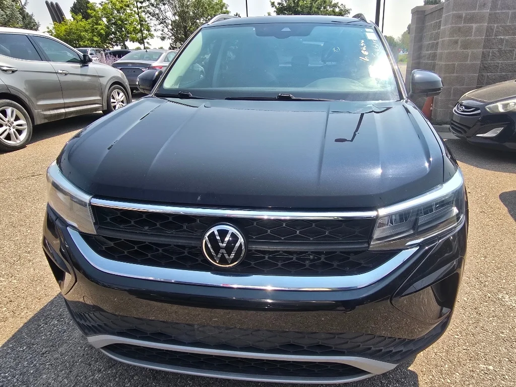 Used 2023 Deep Black Pearl Volkswagen SE image 8