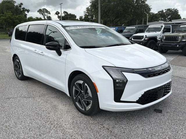 New 2027 Bright White Clear-Coat Exterior Paint Chrysler Limited image 2