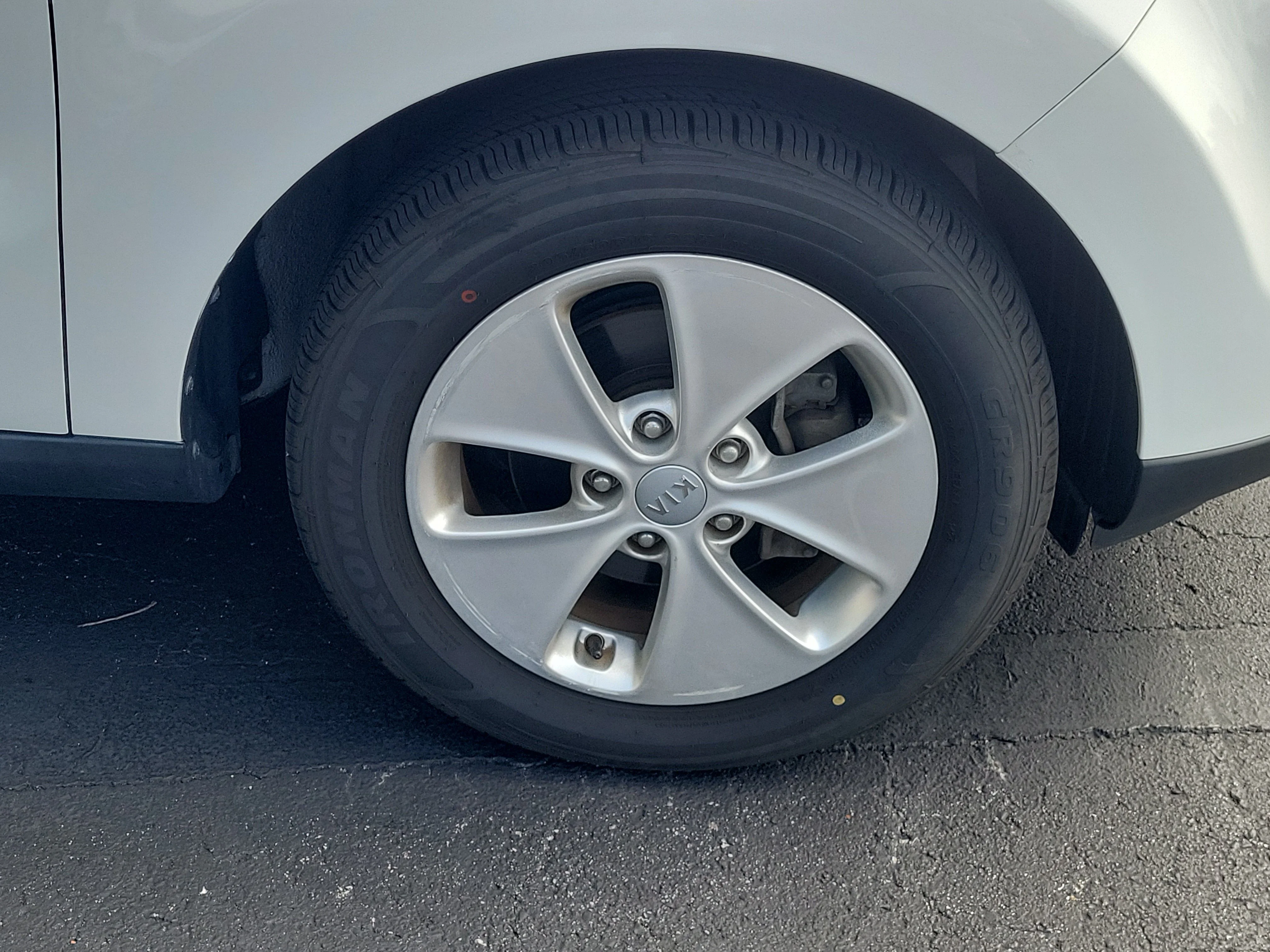 Used 2016 Clear White Kia Base image 2