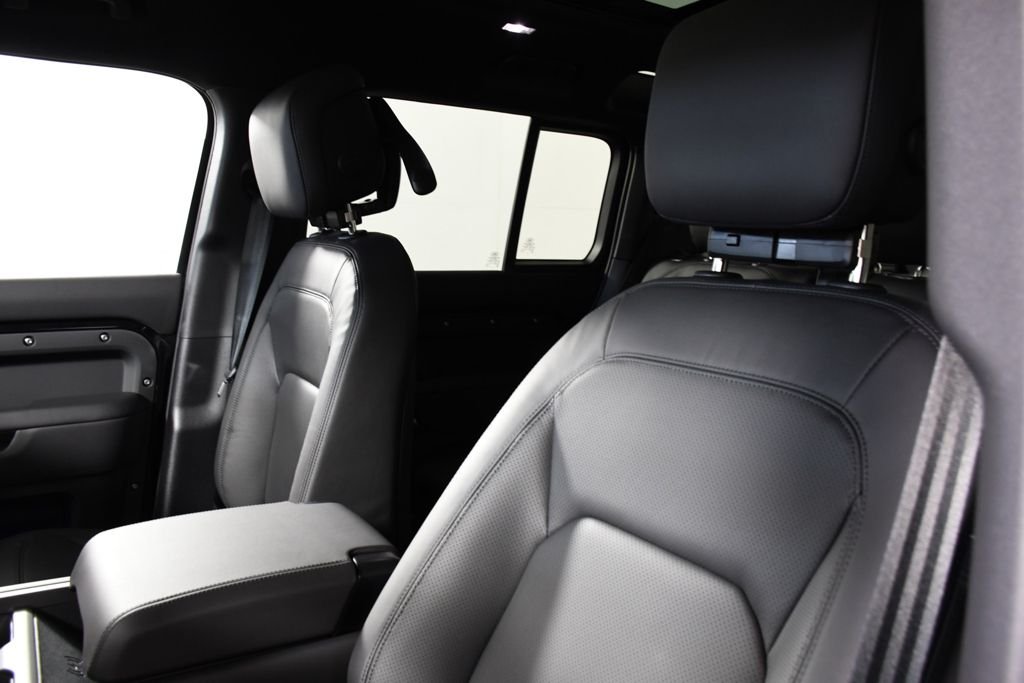 New 2026 Santorini Blk Land Rover X-Dynamic SE image 17