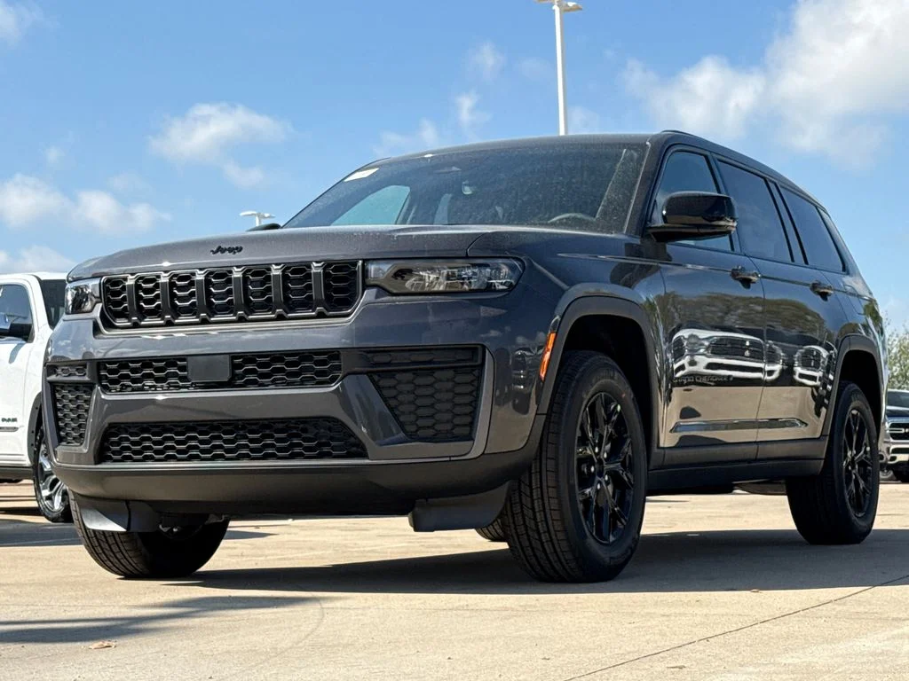 New 2026 Baltic Gray Metallic Clear-Coat Exterior Paint Jeep Altitude image 3