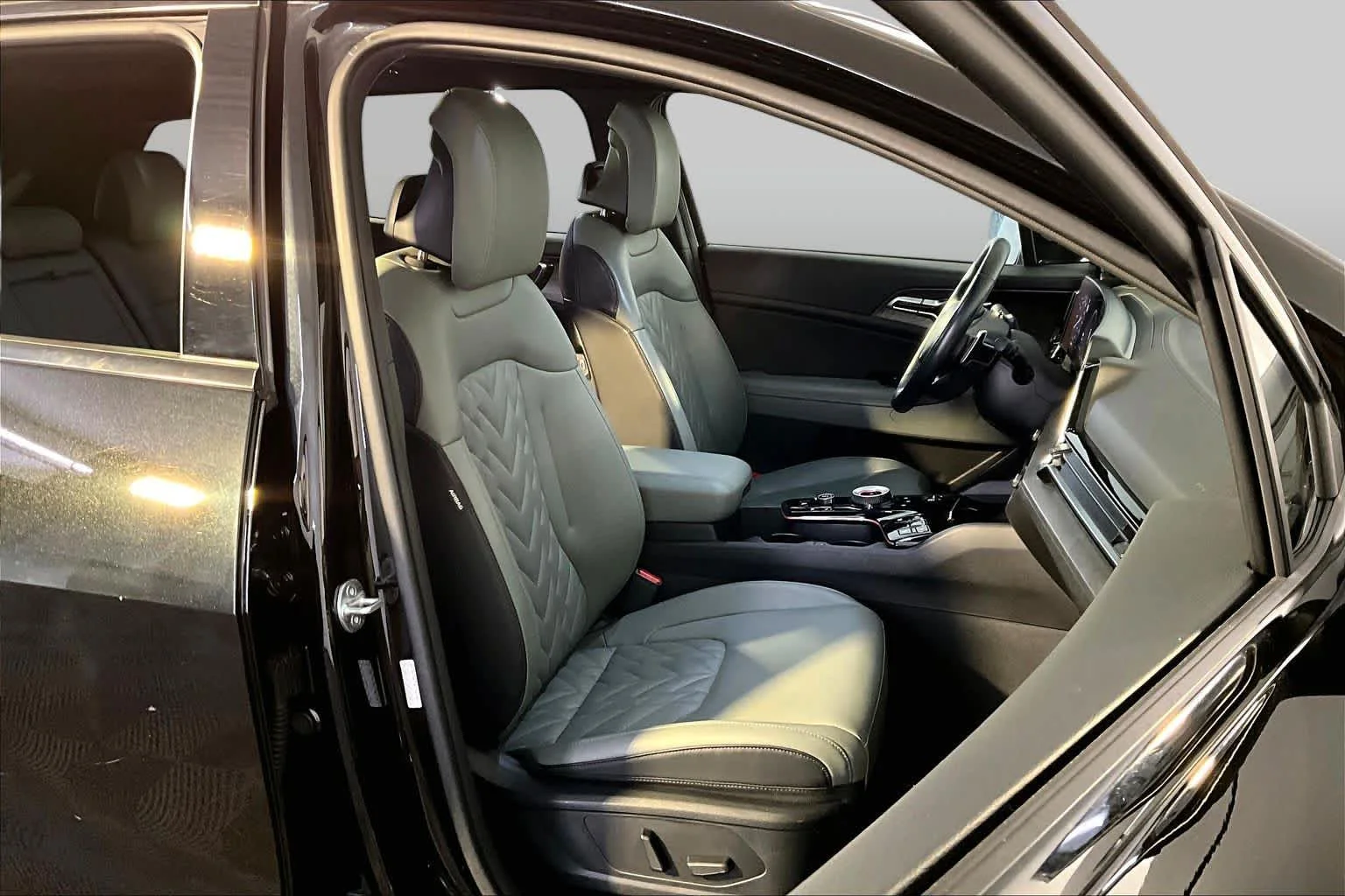 Used 2023 Fusion Black Kia X-Line Prestige image 8