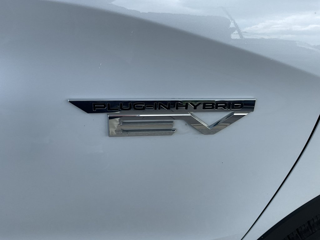 Used 2025 White Diamond Mitsubishi SEL Black Edition image 12