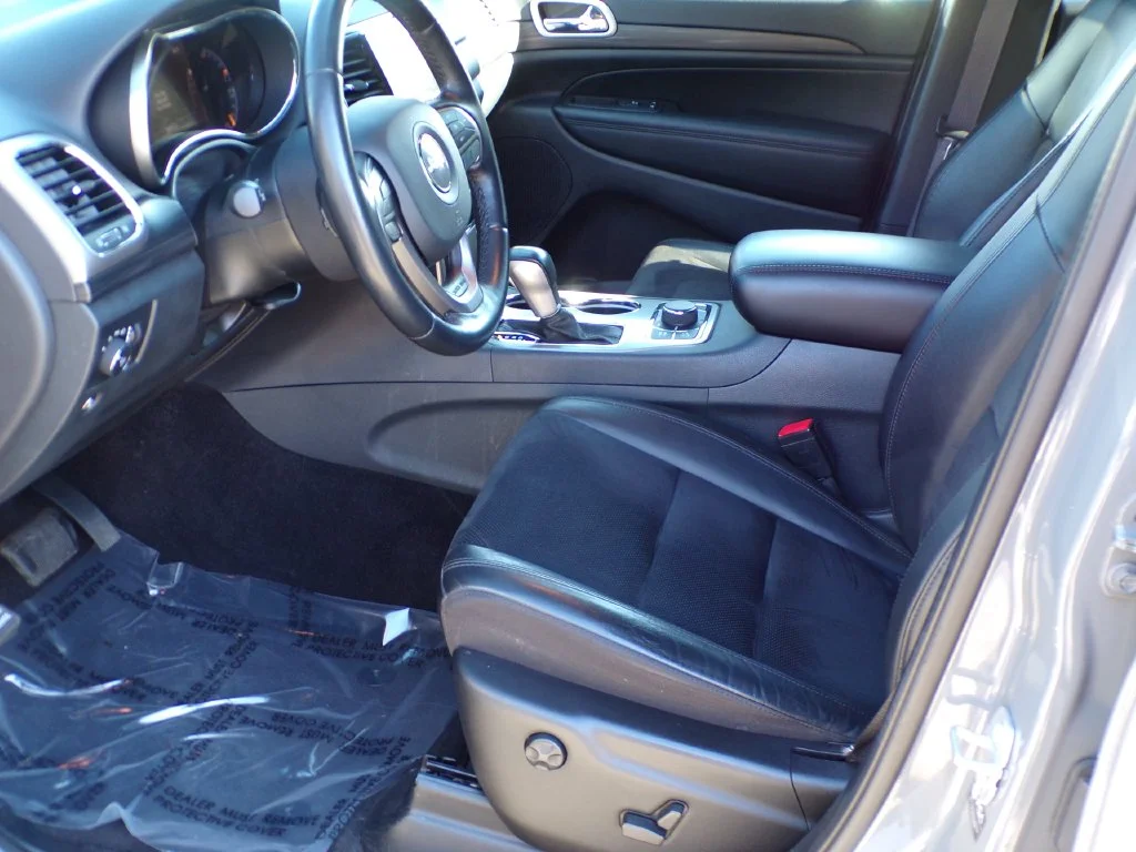 Used 2022 Gray Jeep Laredo X image 15