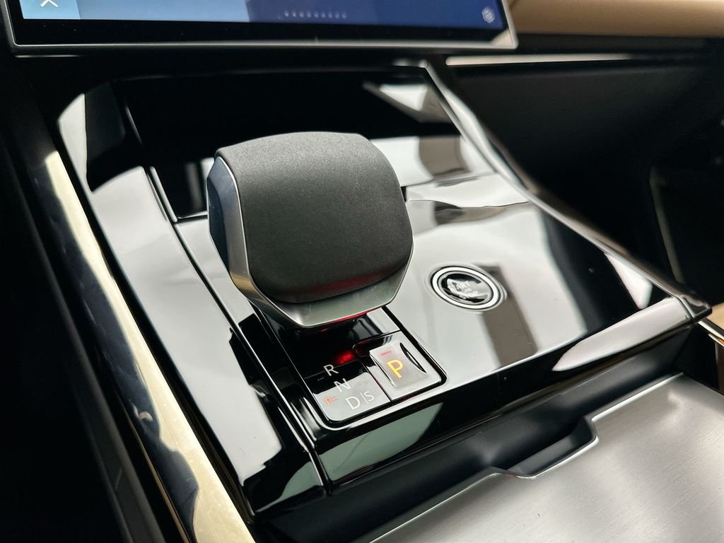 New 2026 Santorini Black Land Rover Dynamic SE image 12