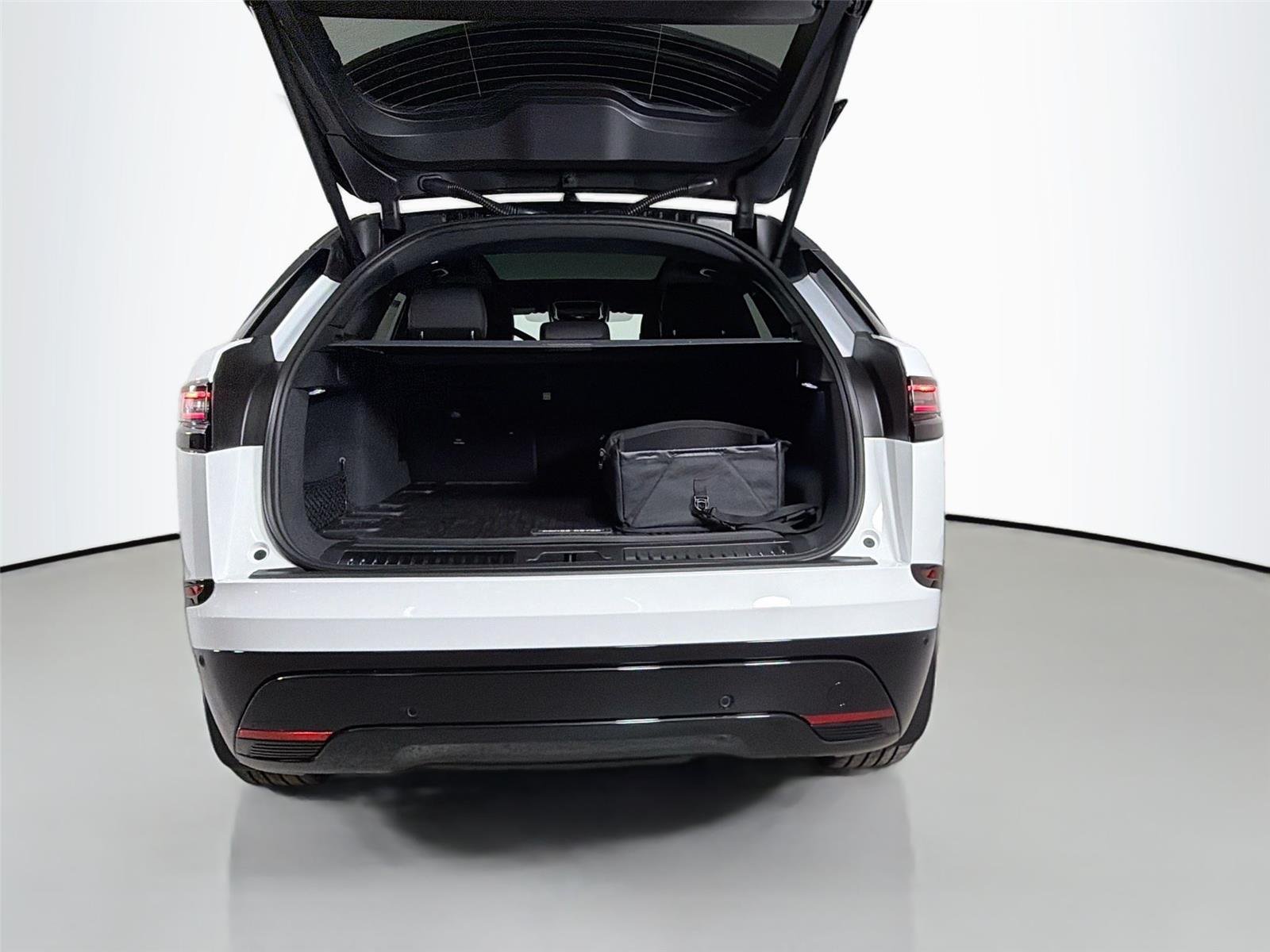 New 2026 Fuji White LAND ROVER Dynamic SE image 25