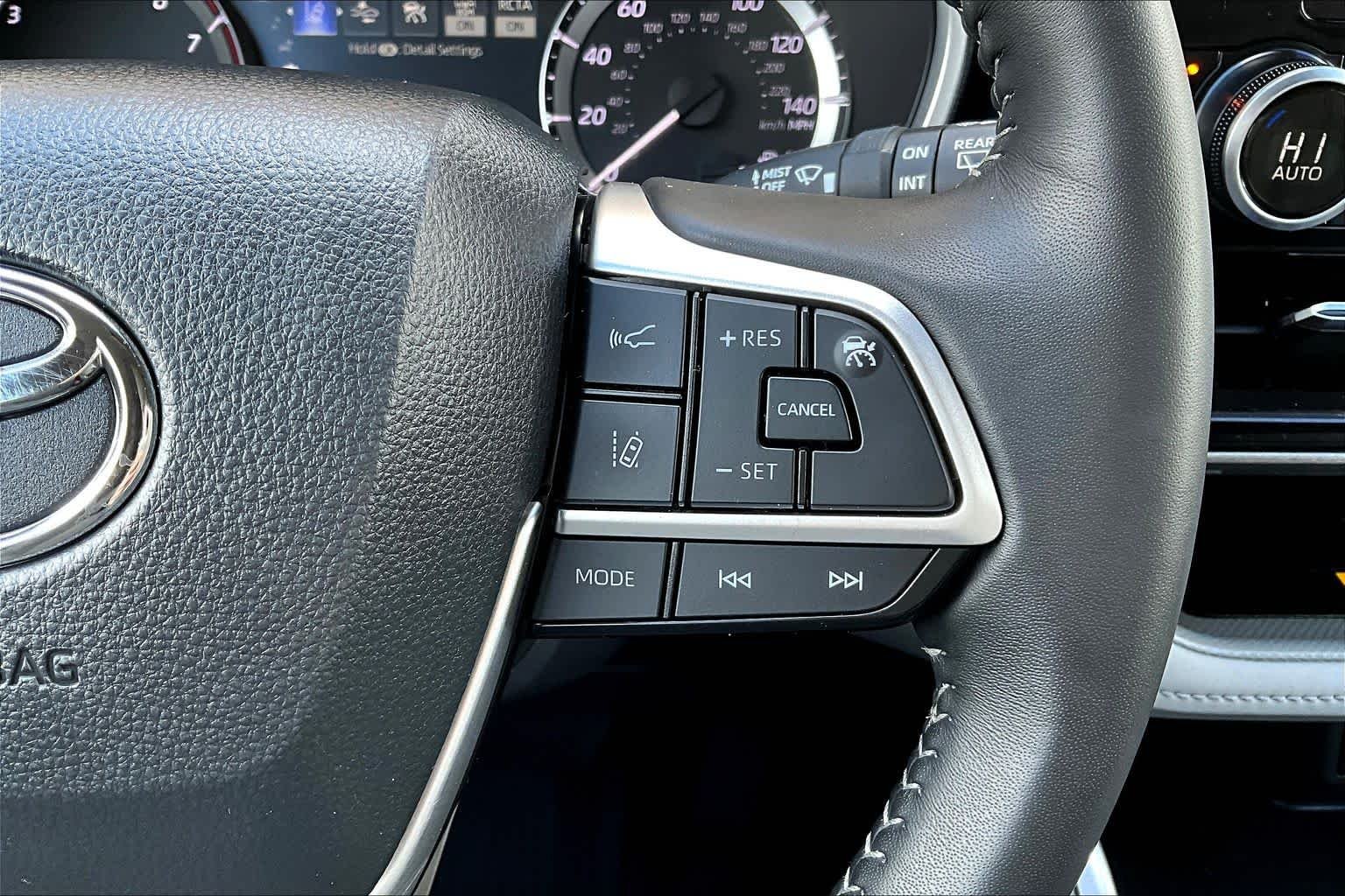 2025 Toyota Highlander XLE - Photo 25