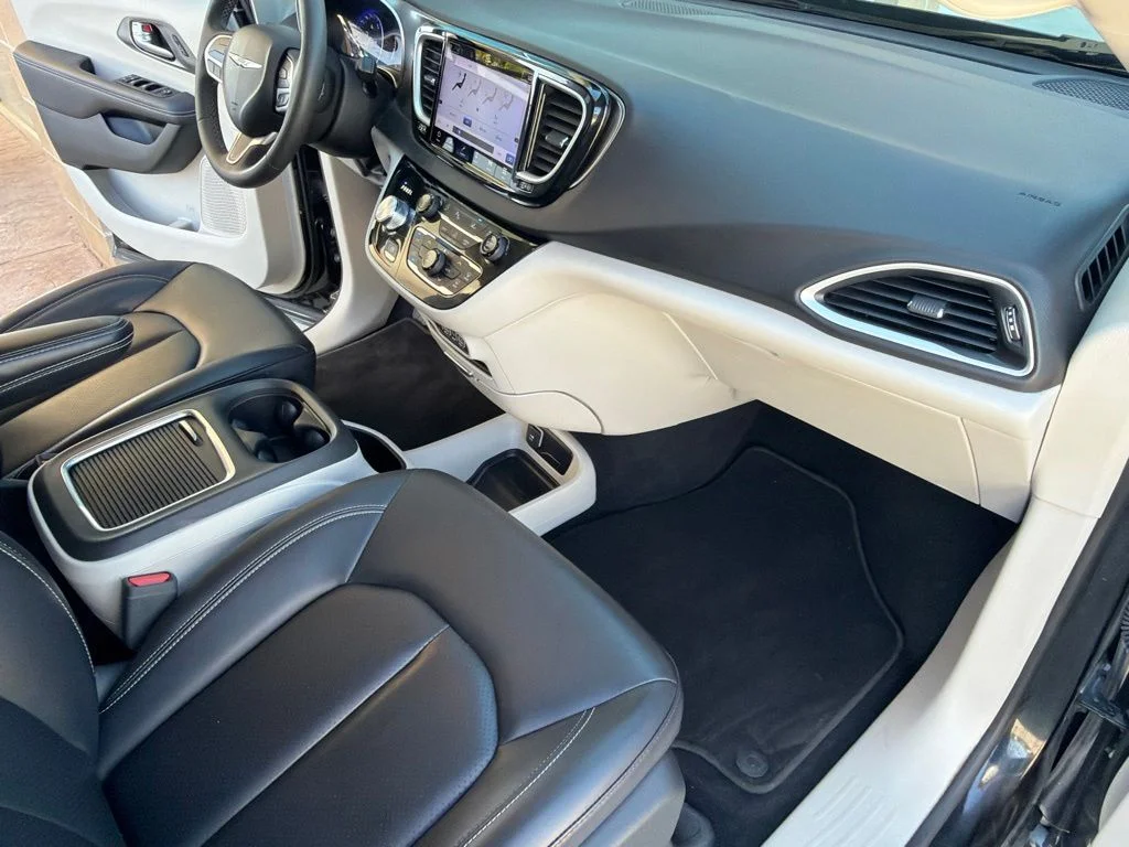 Used 2023 Black Chrysler Touring L image 14