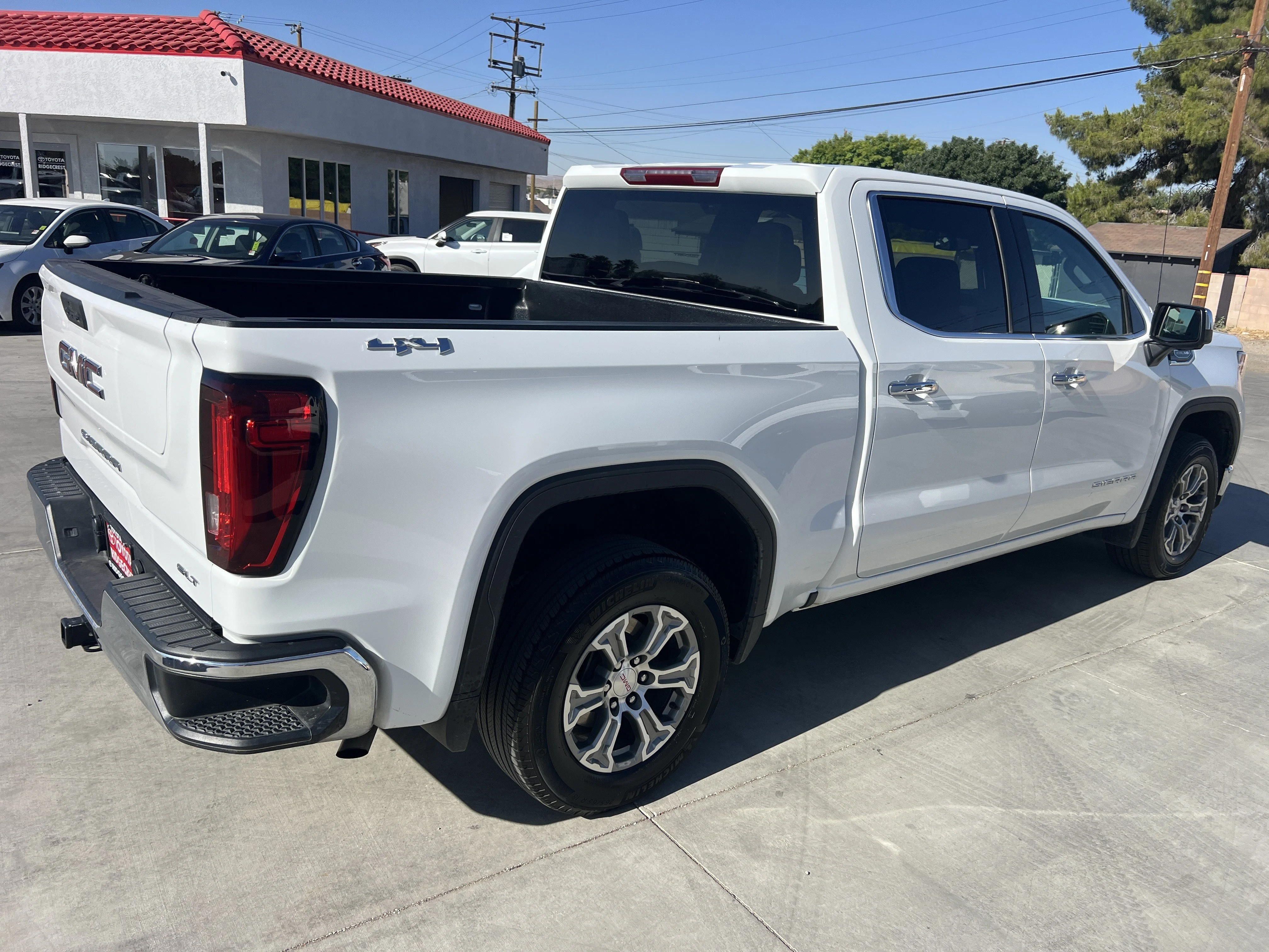 Used 2025 Summit White GMC SLT image 4