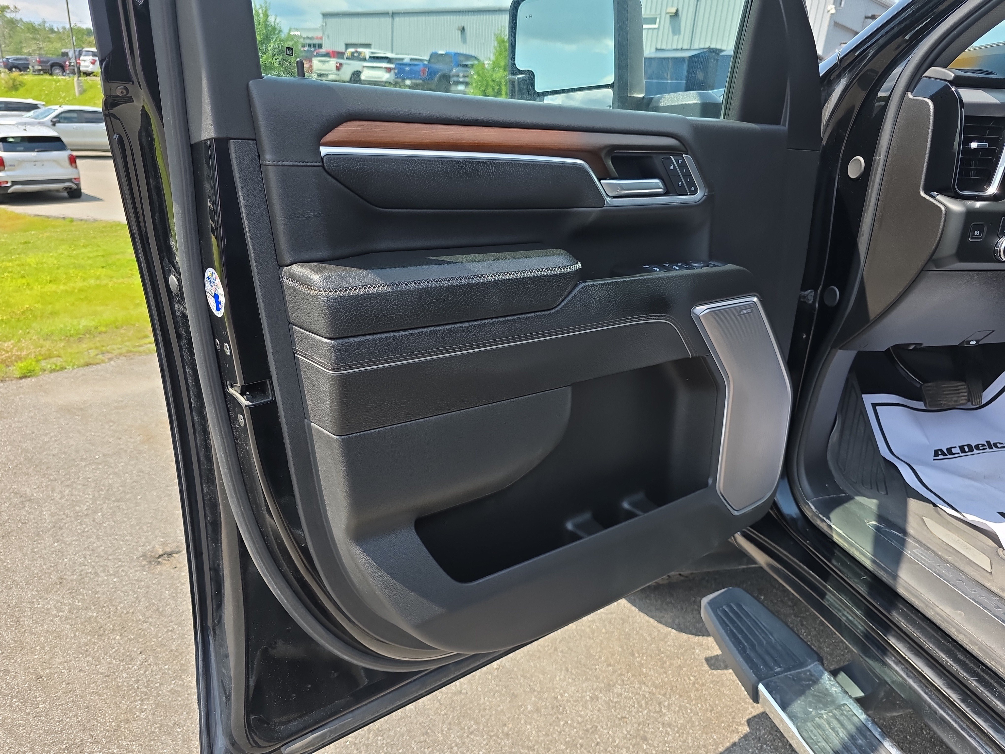 Used 2025 Onyx Black GMC Denali image 9