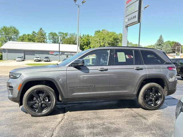 Used 2022 Gray Jeep Altitude image 6