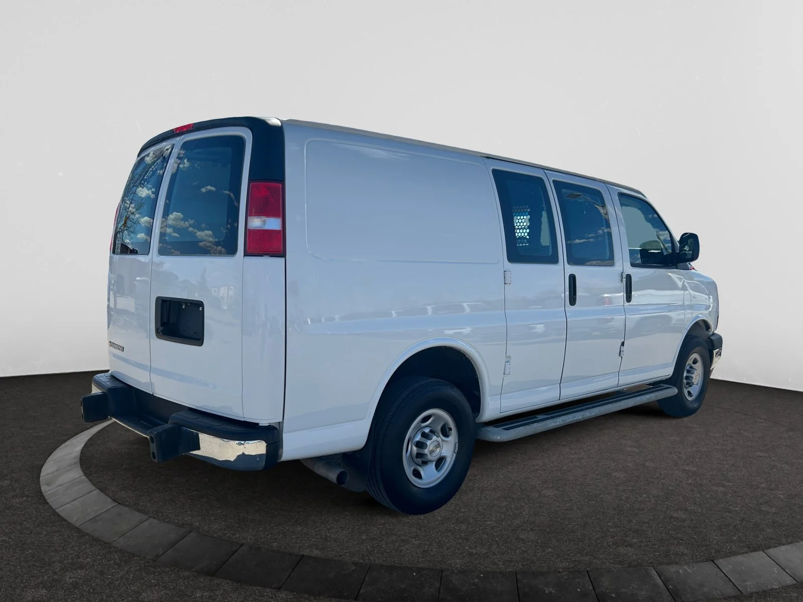 Used 2024 White Chevrolet  image 5