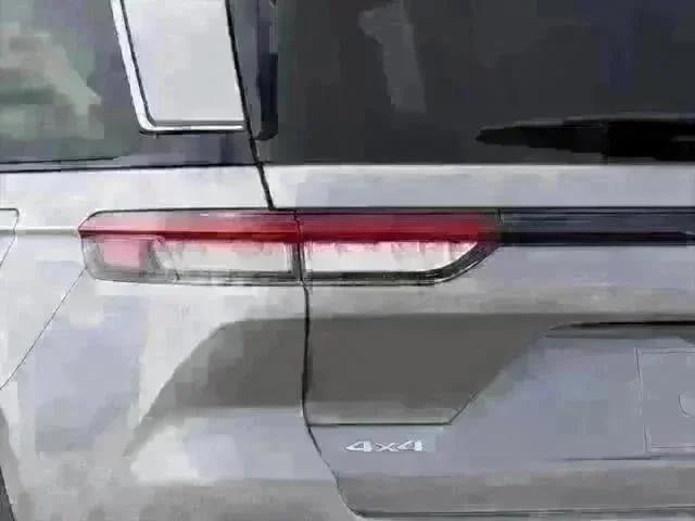 New 2025 Silver Zynith Exterior Paint Jeep Laredo X image 42