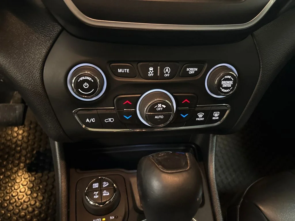 Used 2020 Black Jeep Trailhawk image 19