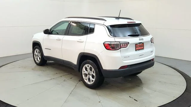 New 2026 Bright White Clear-Coat Exterior Paint Jeep Latitude image 7