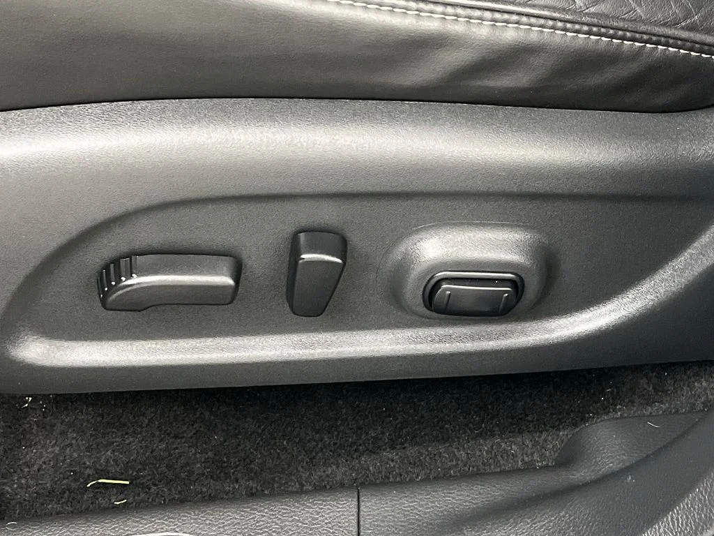 Used 2019 Silver Nissan Platinum image 12