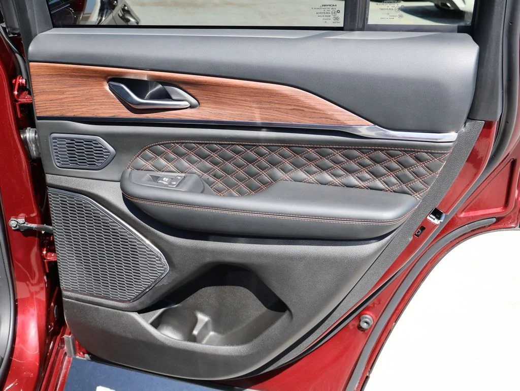 Used 2025 Velvet Jeep Summit image 16