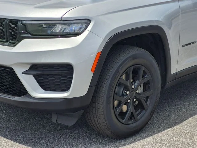 Used 2025 Silver Jeep Altitude image 8