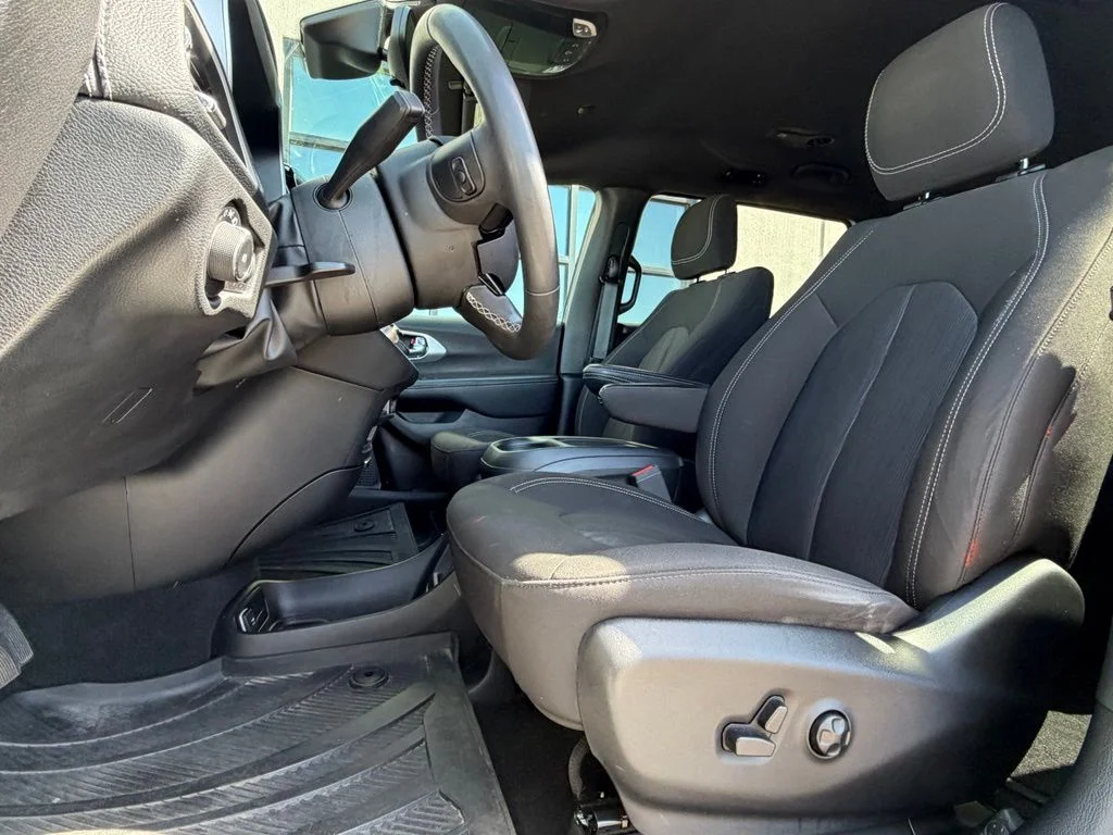 Used 2023 White Chrysler Touring image 6