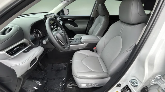 Used 2026 White/off-white Toyota XLE image 18