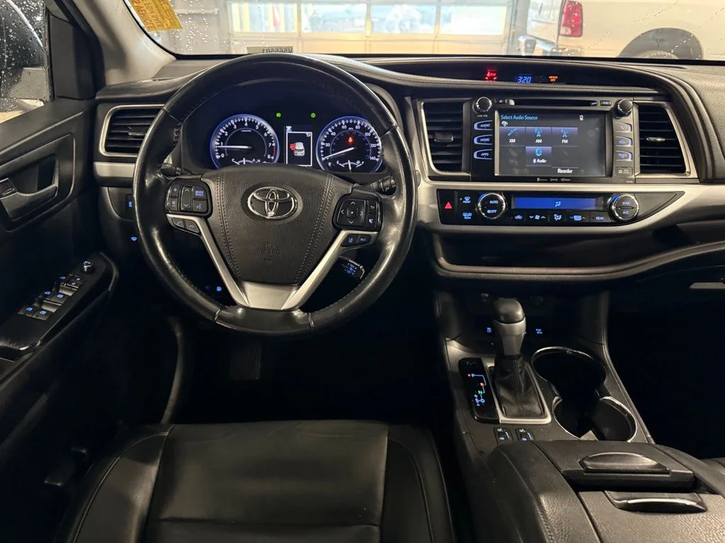 Used 2019 Silver Toyota XLE image 10