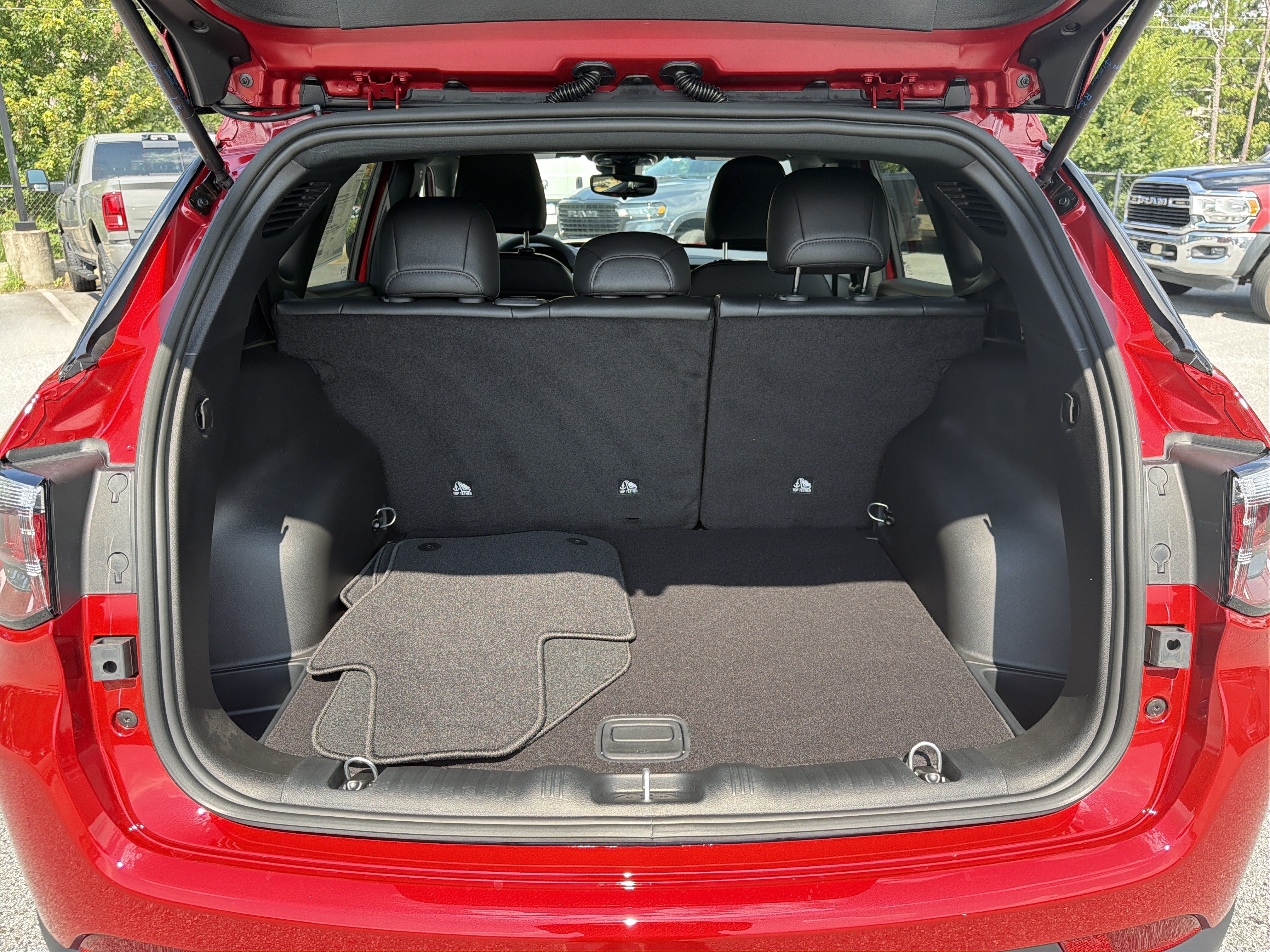 New 2026 Red Hot Pearl-Coat Exterior Paint Jeep Latitude image 23