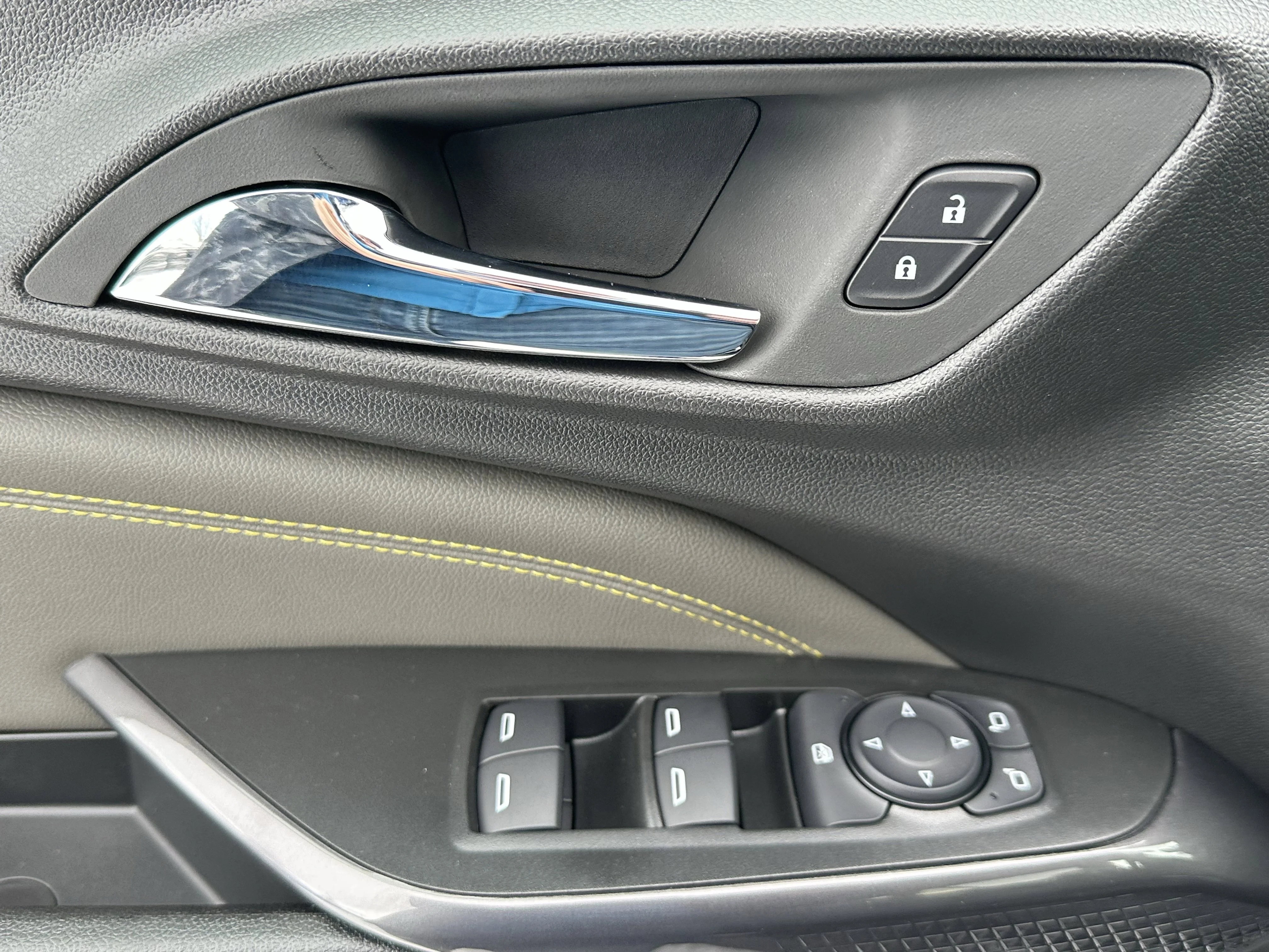 New 2026 Mosaic Black Metallic Chevrolet ACTIV image 8