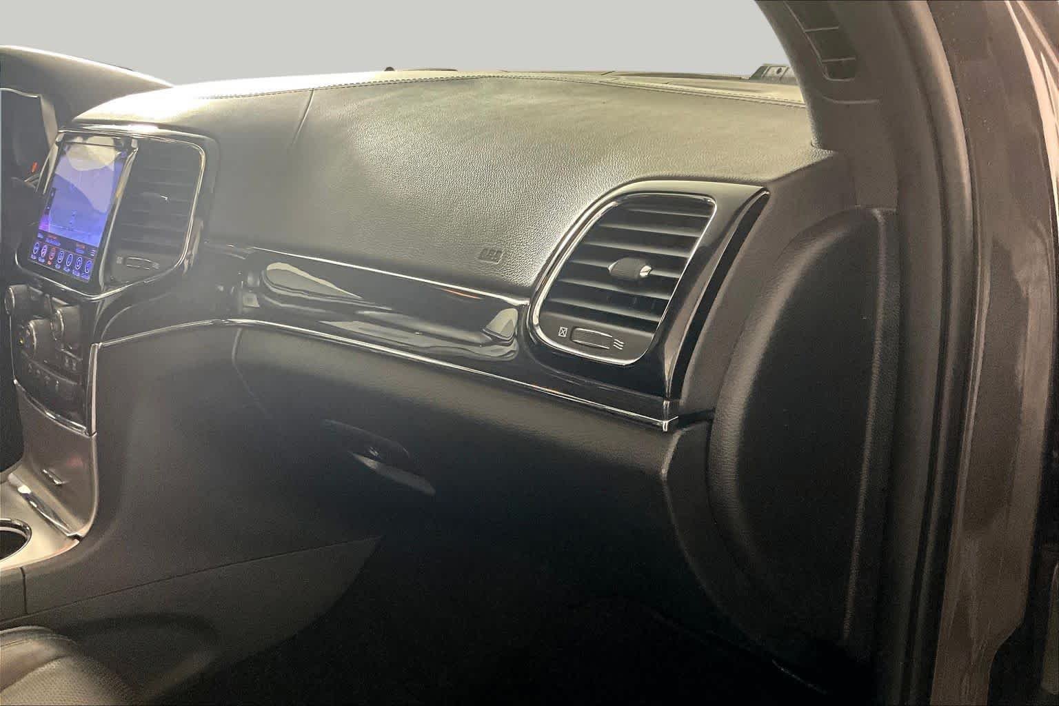 Used 2020 Granite Crystal Metallic Clearcoat Jeep Overland image 18