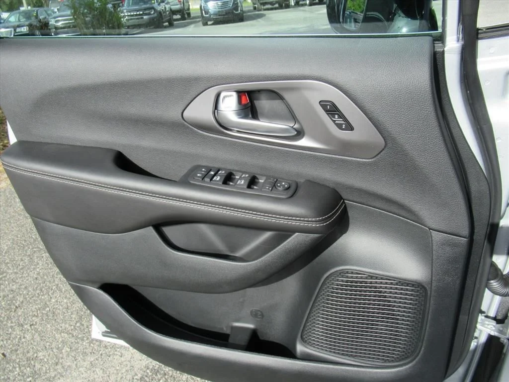 New 2026 Silver Mist Clear-Coat Exterior Paint Chrysler Select image 15