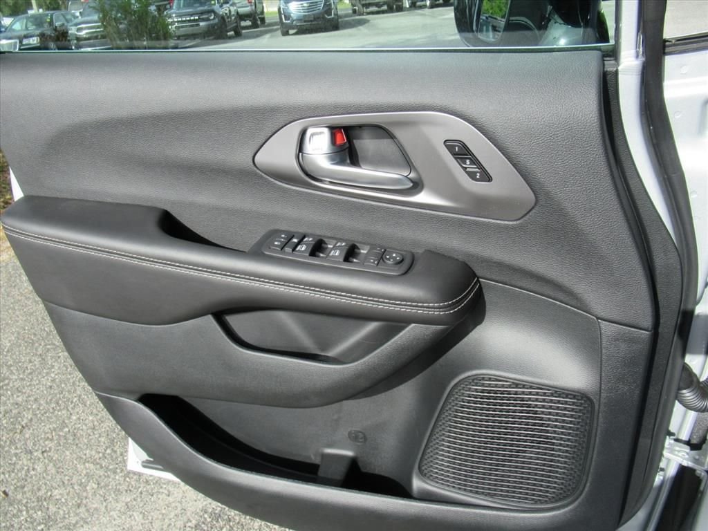 New 2026 Silver Mist Clear-Coat Exterior Paint Chrysler Select image 15