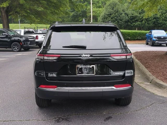 New 2026 Diamond Black Crystal Pearl-Coat Exterior Paint Jeep Laredo X image 4