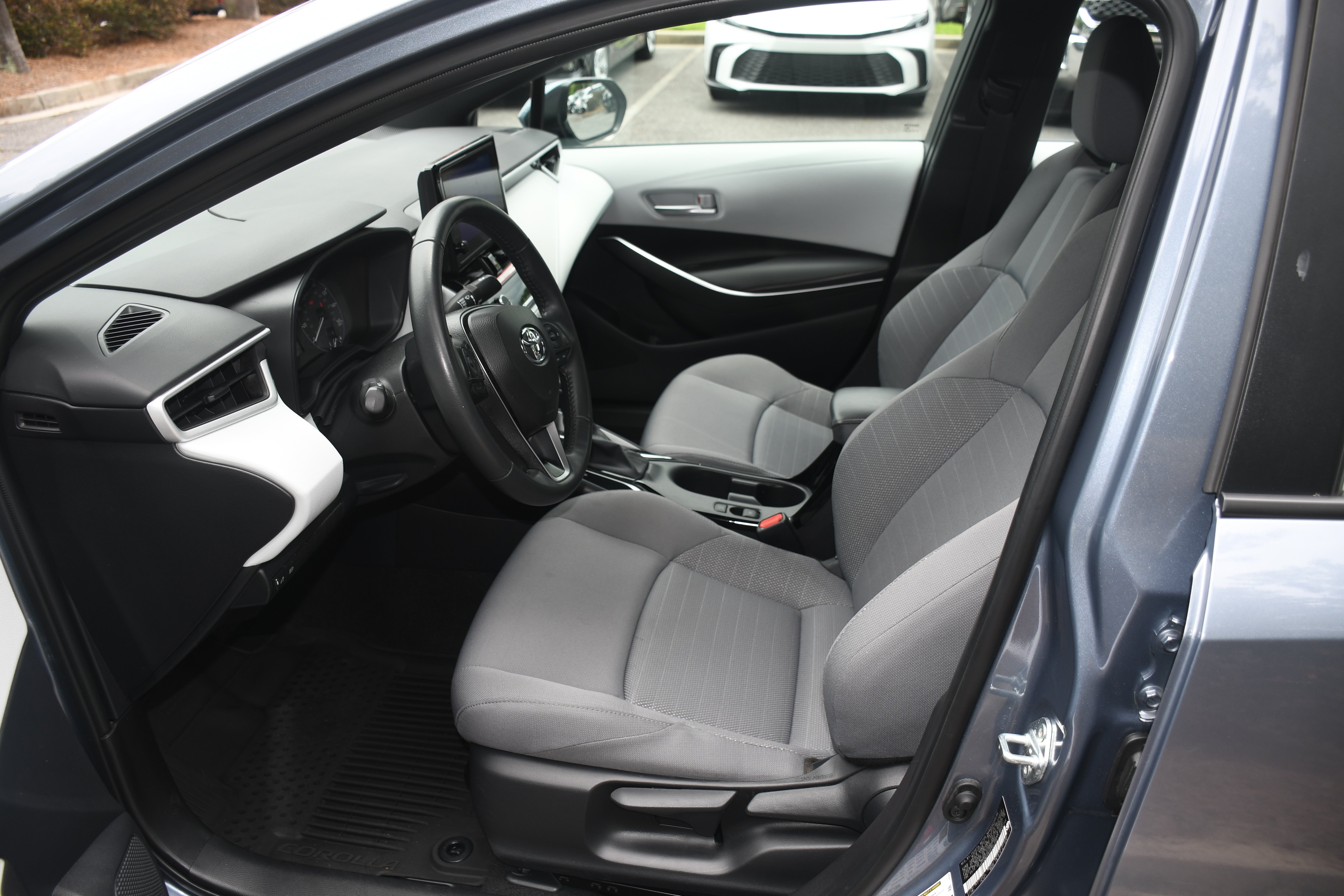 Used 2025  Toyota SE image 6