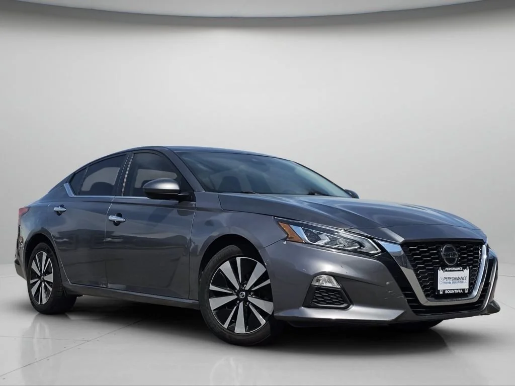 Used 2022 Gun Metallic Nissan 2.5 SV image 2