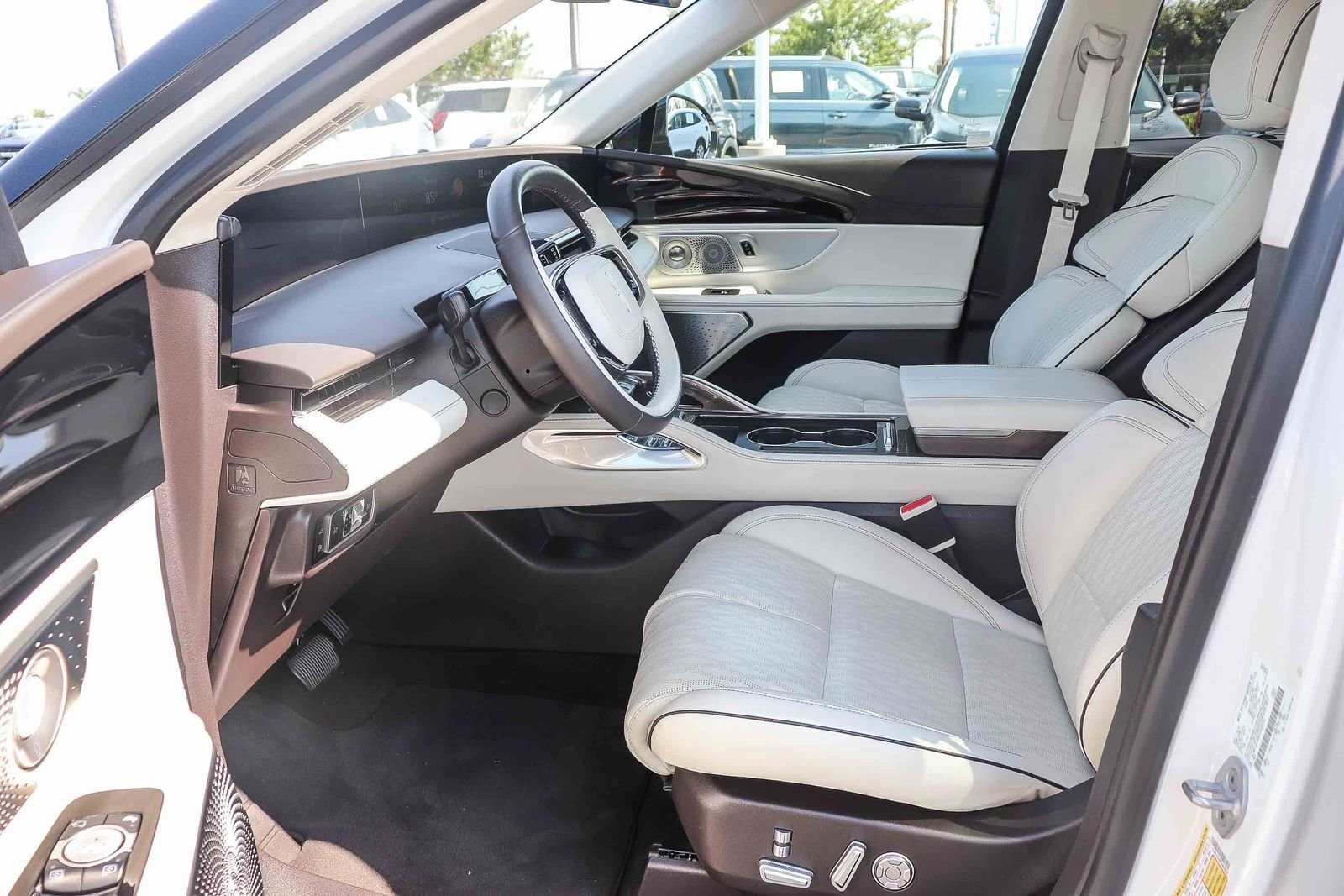 Used 2024 White Platinum Clearcoat Metallic Lincoln Black Label image 18