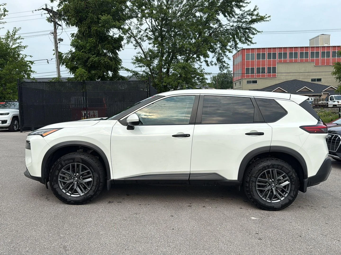 Used 2022 WHITE NISSAN SUV image 6
