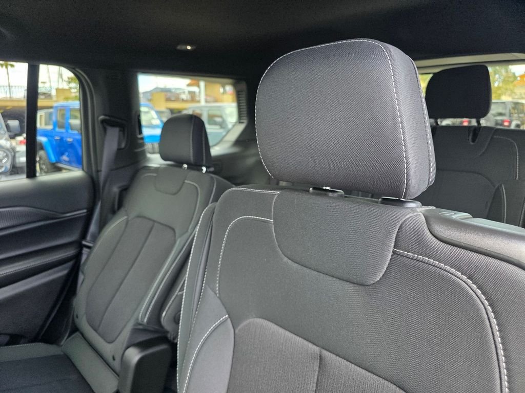 New 2026 Bright White Clear-Coat Exterior Paint Jeep Laredo image 9