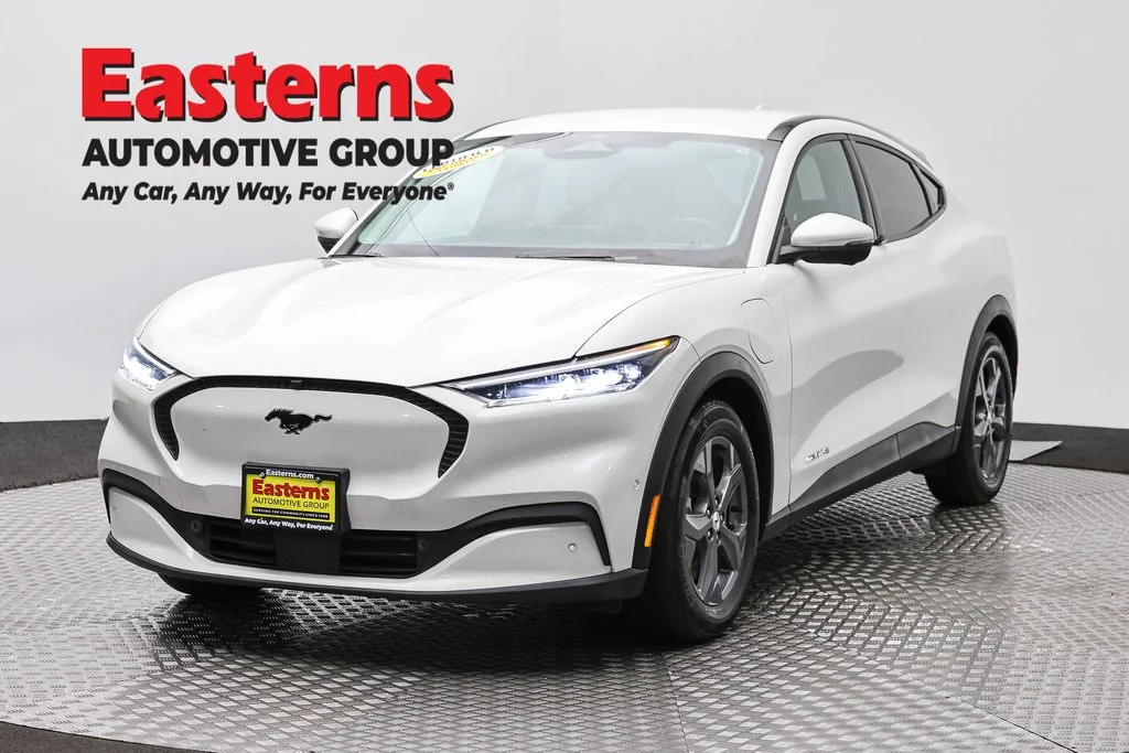 Used 2021 White Ford Select image 1