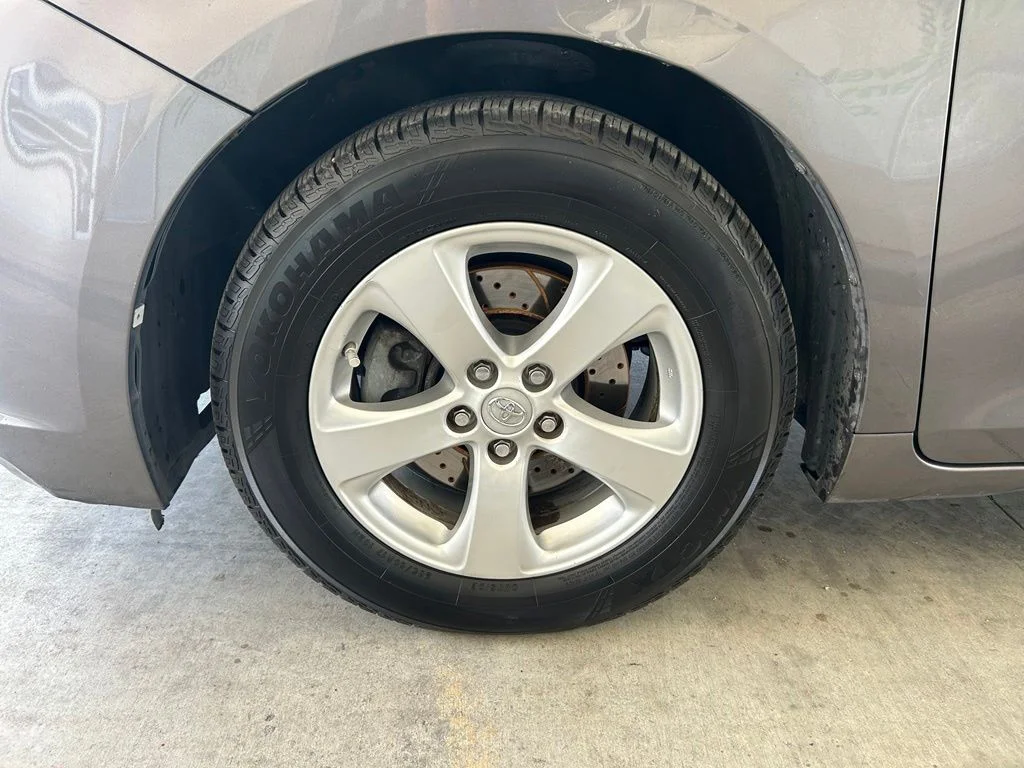 Used 2014 Gray Toyota LE image 13