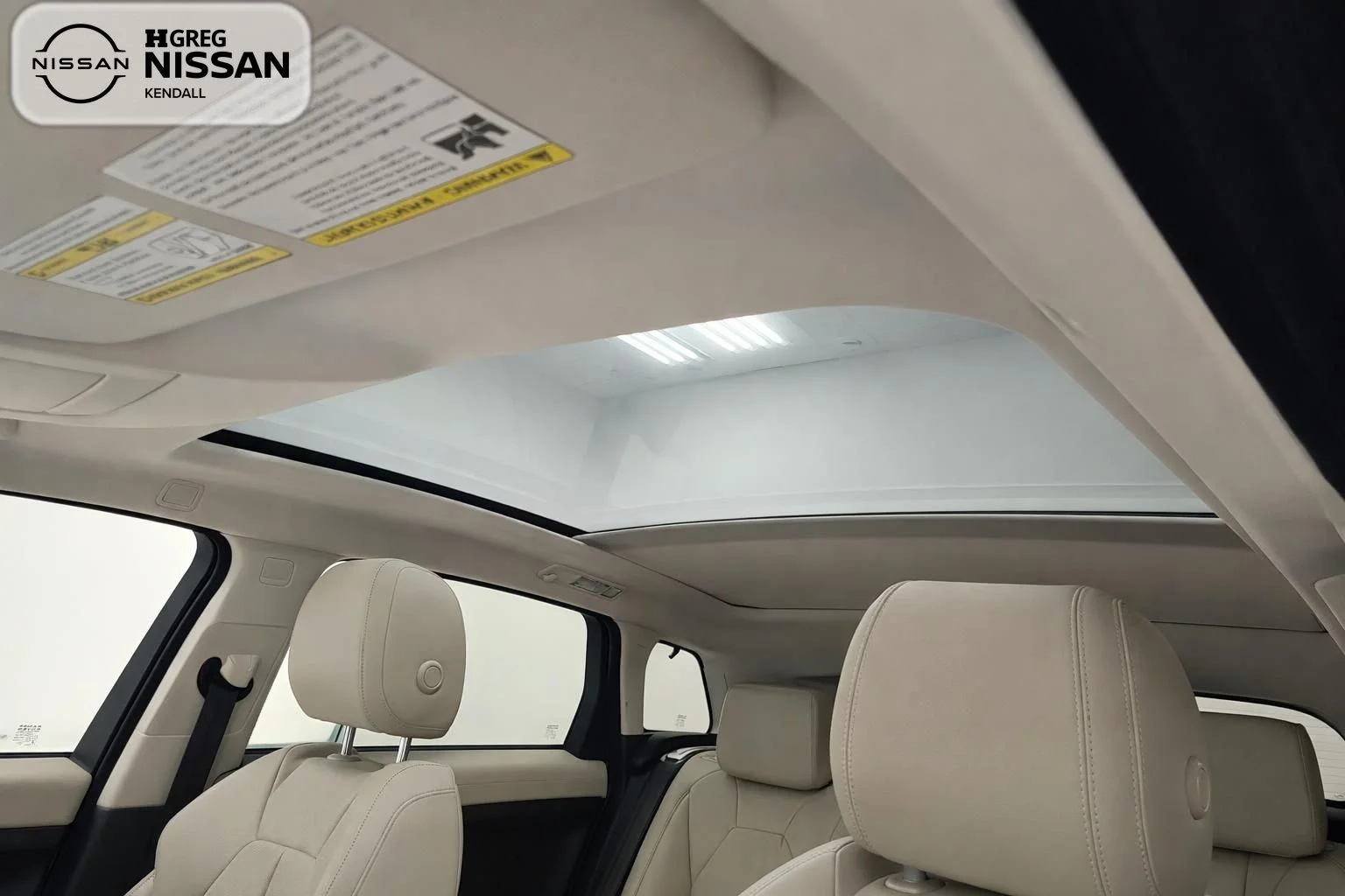 Used 2019 Blue Land Rover SE Premium image 9