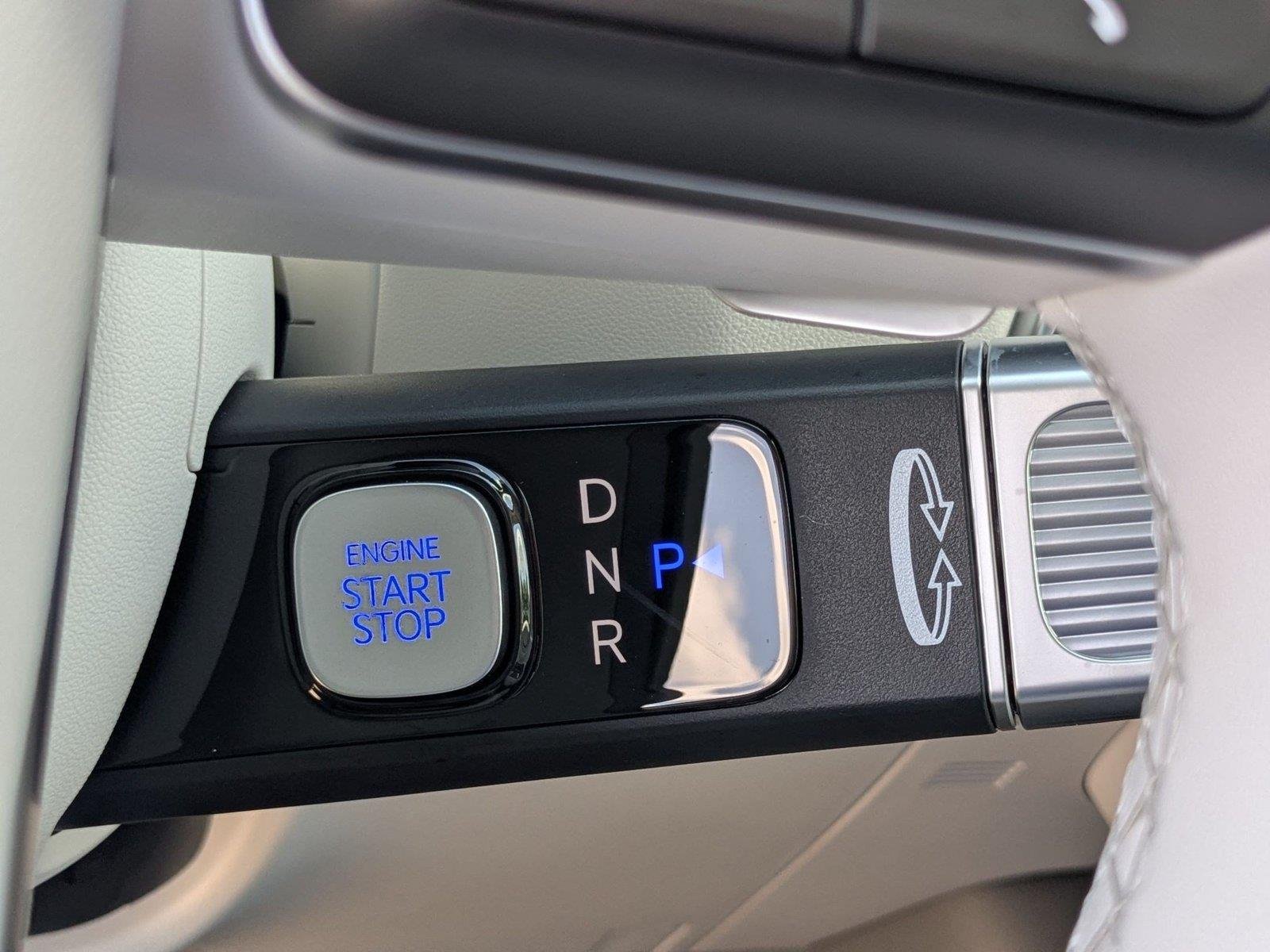 New 2027 Shimmering Silver Hyundai SEL Premium 7P image 17