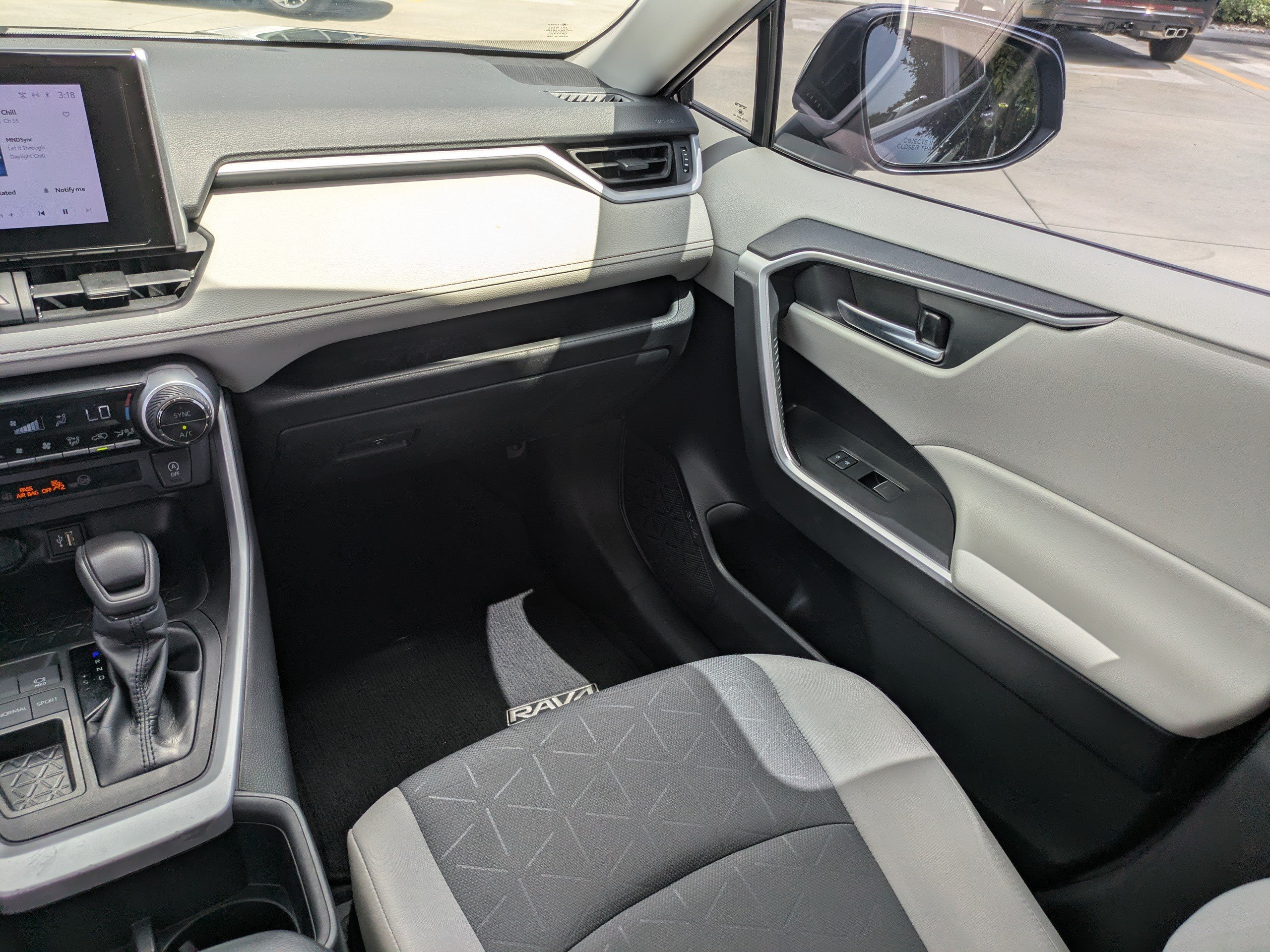 2023 Toyota RAV4 XLE - Photo 16
