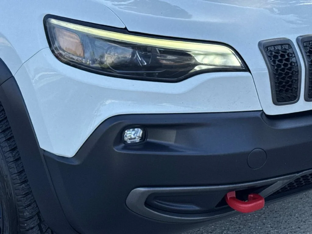 Used 2019 Pearl White Pearlcoat Jeep Trailhawk image 3