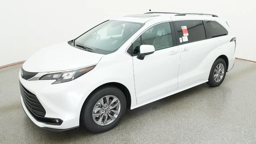 2026 Toyota Sienna XLE 7-Passenger Hybrid FWD's photo