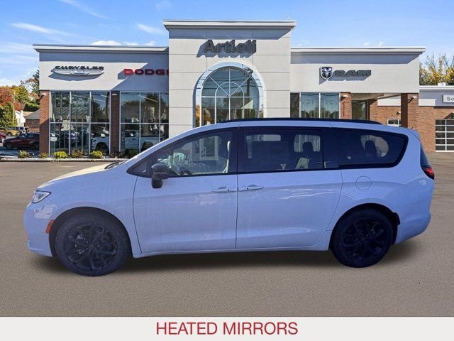 New 2026 Bright White Clear-Coat Exterior Paint Chrysler Select image 5