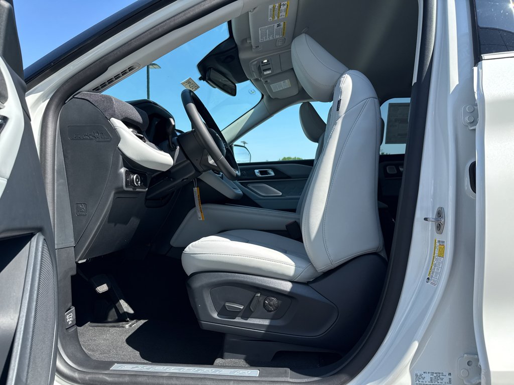 New 2026 Star White Metallic Tri-Coat Ford Platinum image 4